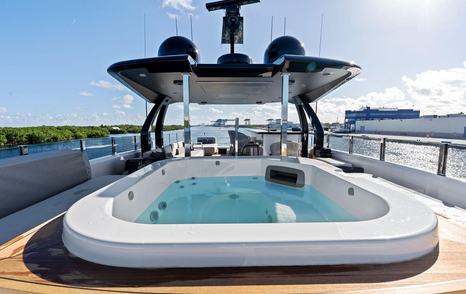 Tito El Patron sundeck with jacuzzi and bar