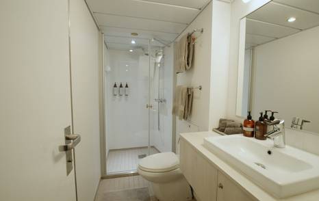 Damen-YS5009-motor-yacht-Axis-guest-ensuite