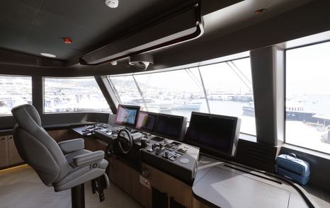 Sirena 118 bridge helm with single seat and navigation displays