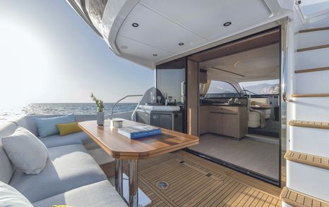 azimut 53 deck