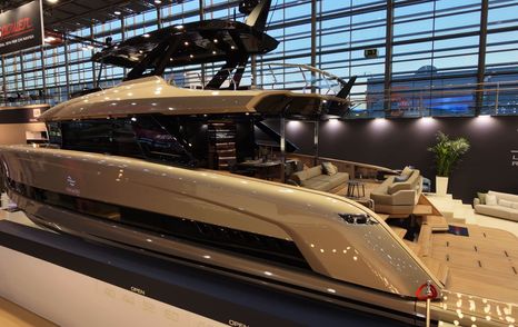 solaris-power-70-long-range-cockpit-size-from-quarter-angle