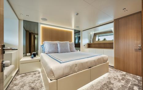 Motor yacht Don't Tell Mom guest cabin