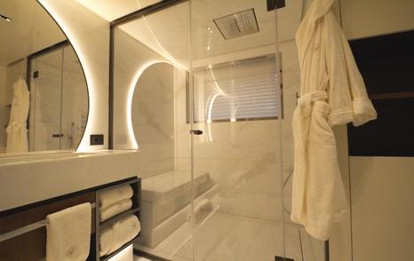 Columbus-Atlantique-43MT-Frette-Review-shower