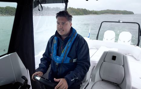 Axopar-29-CCX-Review-jack-haines-helm