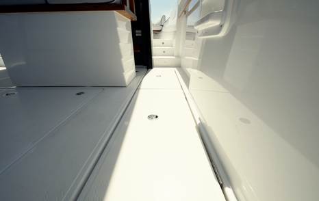 Aiata-Wayfinder-38-Suntop-Review-side-deck-walkway-and-access