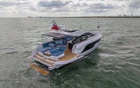 Fairline-Targa-40-at-anchor