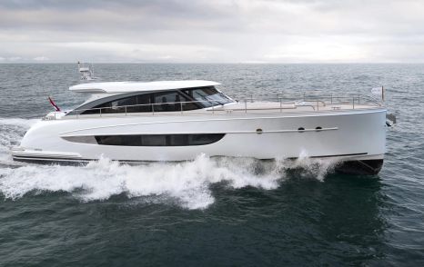 Mulder Favorite 2000 motor yacht under way 