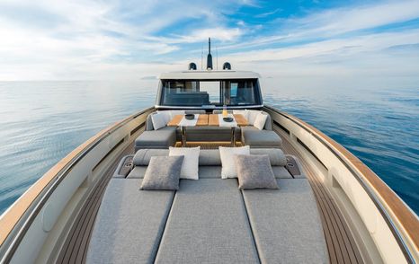 Invictus ST550 motor yacht foredeck with sun pads