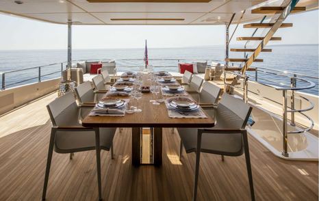 Custom Line Navetta 33 outdoor dining area