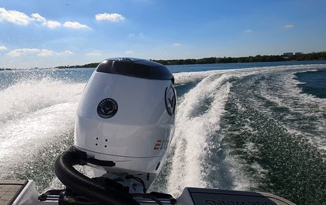 Four-Winns-H2e-OB-Review-running-outboard