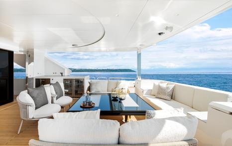 Horizon FD100 Skyline Superyacht aft deck with white seating 