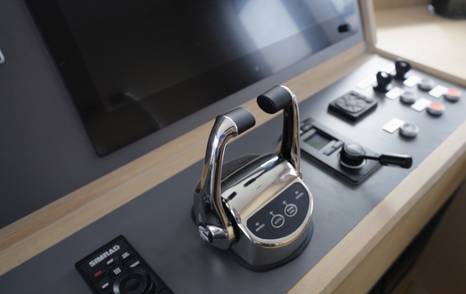 Outer-Reef-Yachts-780-Adventure-Review-throttle