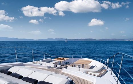 Spica foredeck with sunpads