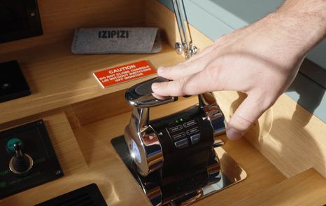 Arksen-85-Review-saloon-control-station-throttle