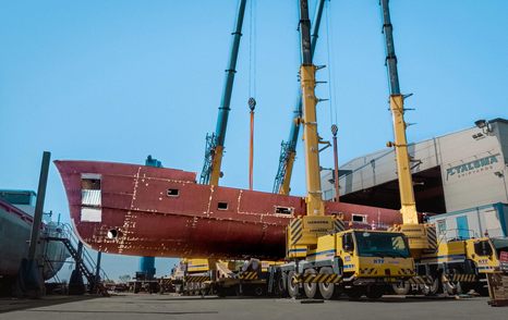Moonen motor yacht YN208 turned during construction  