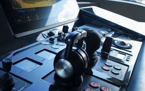 AB-120-Review-throttle