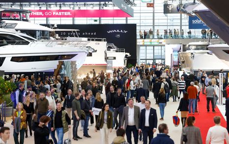 Boot Düsseldorf display and lots of visitors