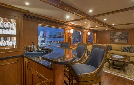 Motor Yacht Insignia bar seating 