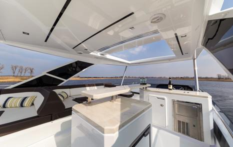 Galeon-640-Fly-flybridge-table