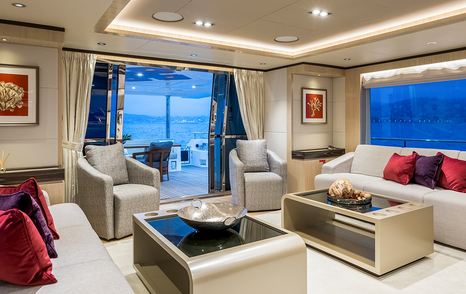 Gulf Craft Majesty 100 main salon