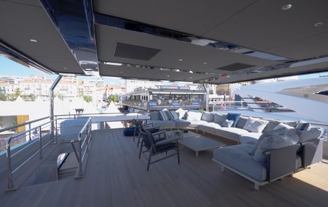 Numarine-30XP-flybridge-view-aft