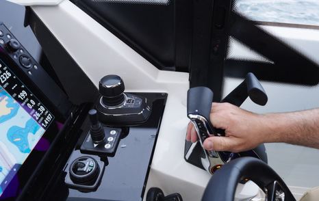 Saxdor-340-GTWA-Review-throttle