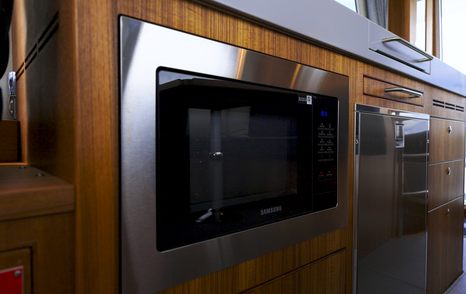 Targa-41-galley-microwave