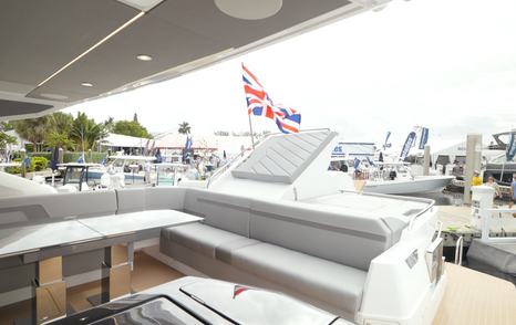 Sunseeker-Predator-75-cockpit-sunbathing