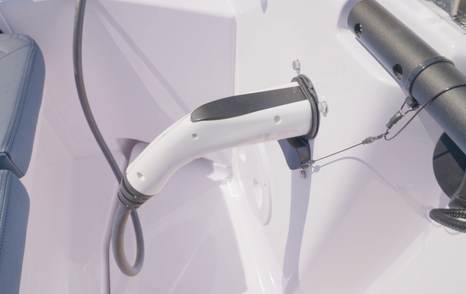 Axopar-AX/E-25-Cross-Bow-Review-charging