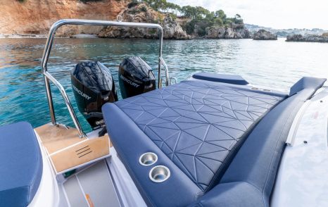 Axopar-29-XC-Cross-Cabin-cabin-access-under-sunpad