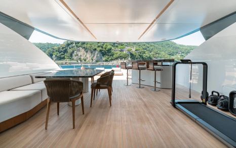Azimut superyacht Aria sundeck with bar 