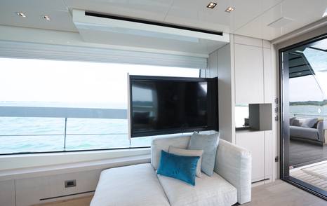 Sanlorenzo-SX76-Review-saloon-TV