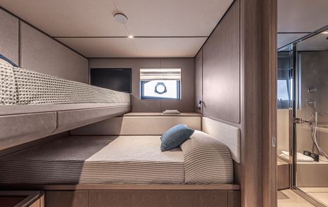 Ferretti-Infynito-90-twin-bunk-cabin