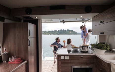 Greenline-40-salon-view-outside