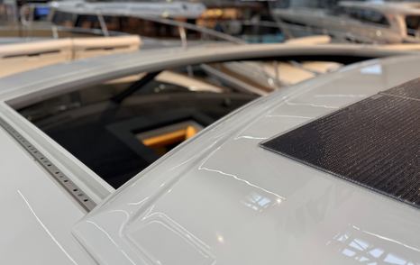 Marex-440-Scandinavia-Review-helm-sunroof