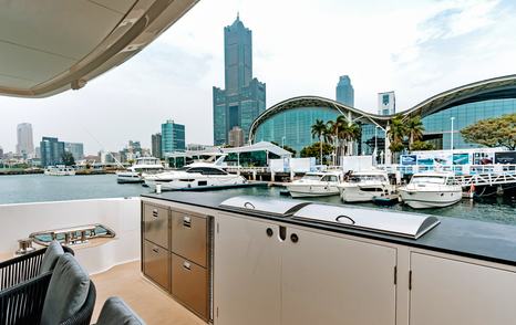 Horizon ES88 motor yacht KEΦI upper deck galley 