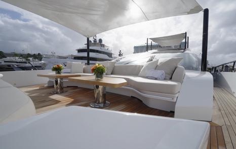 Mangusta-104-REV-foredeck-seating