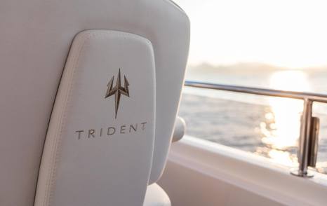 Outer-Reef-620-Trident-flybridge-helm-detail