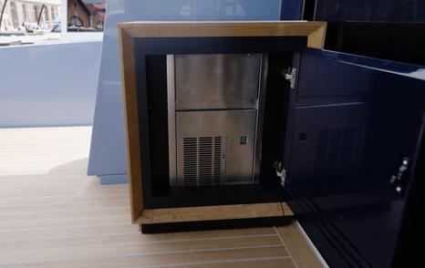 Manda S07 Berlinetta cockpit storage locker with integrated ice maker for outdoor entertaining
