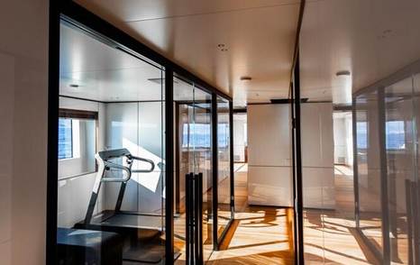 Benetti yacht Cada Dia gym with windows 