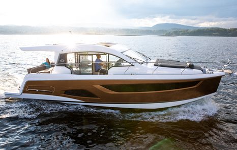 Sealine C390 design