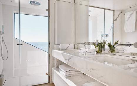 Benetti-B.Yond-37M-owner-ensuite