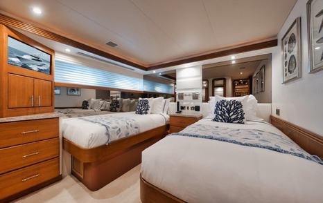 Motor yacht Island Girl's twin room