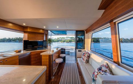 cruiser yacht deck salon