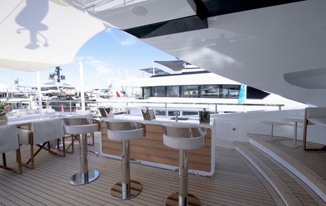 Mangusta-GranSport-54-Review-upper-deck-aft-bar