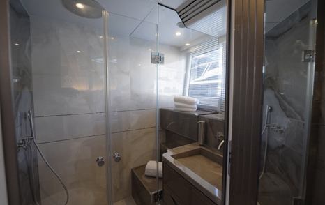 VIP ensuite bathroom aboard the Galeon 620 Fly with enclosed shower and marble-effect finishes.