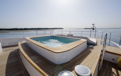 Foredeck hot tub on the Gulf Craft Majesty 100 Terrace
