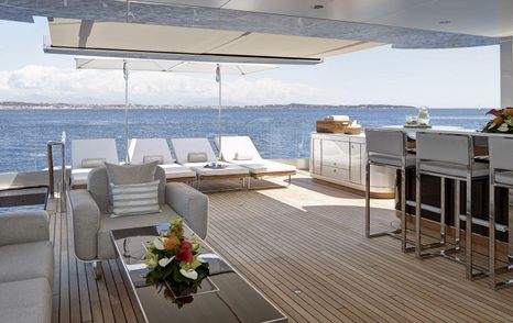 Excellence V flybridge with lounge area