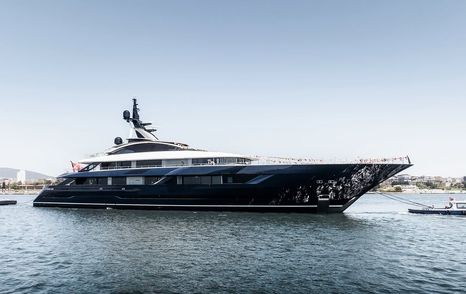 Turquoise superyacht N2H at anchor side view 