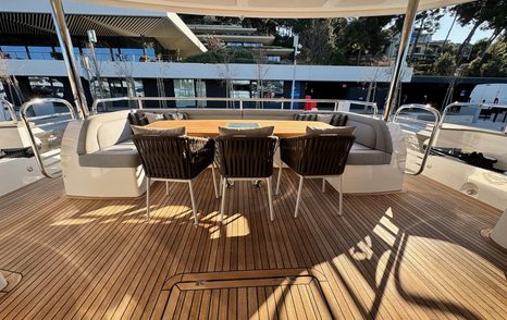 Motor Yacht Halwa's flybridge dining table 